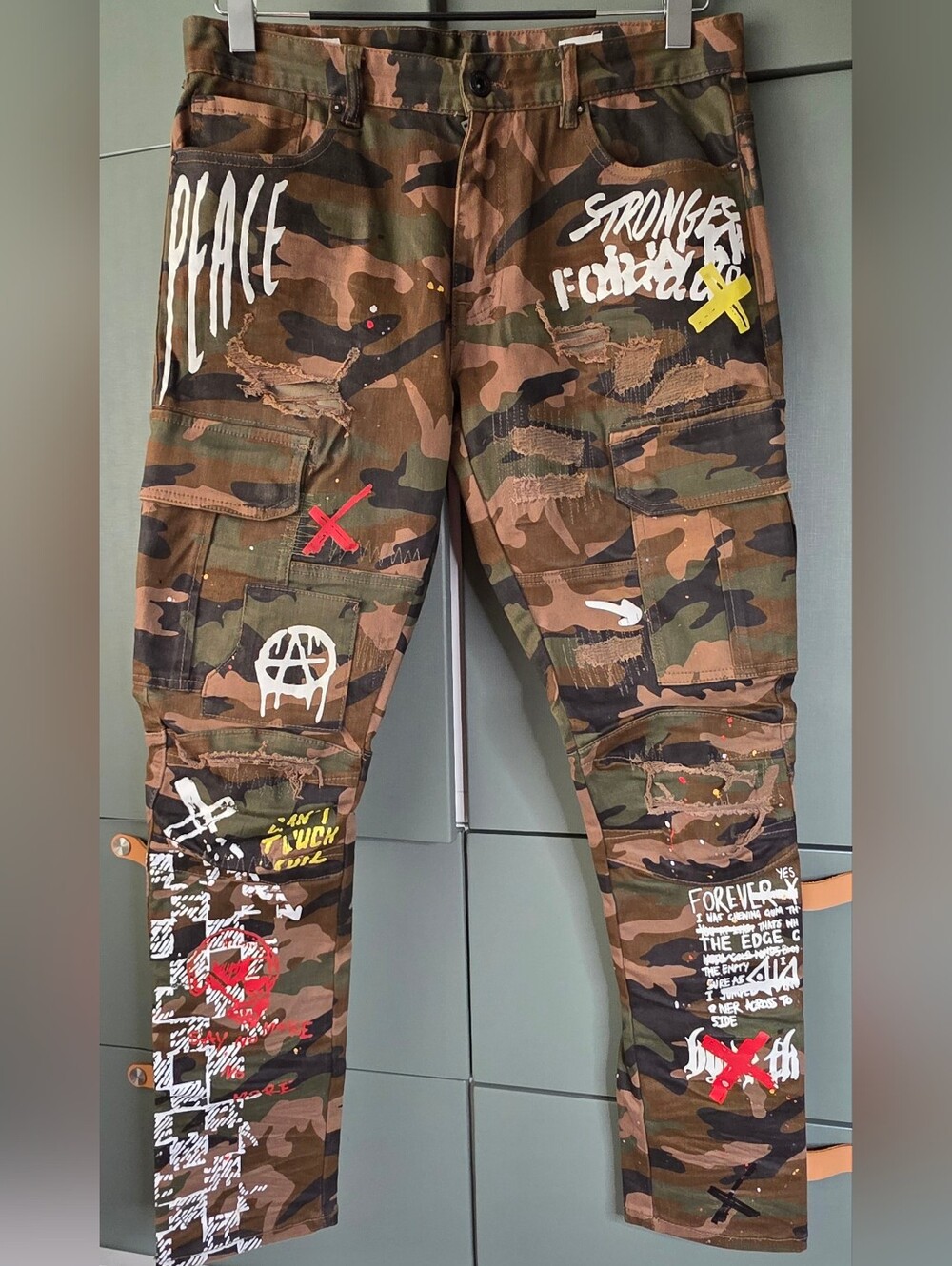 156. Smoke Rise Graph Cargo Pants Woodland Camo Distressed Slim Taper 34x32